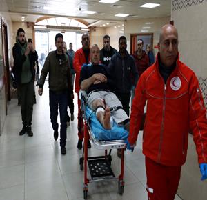 مسعفون ينقلون جرحى إلى مستشفى رفيديا، أصيبوا برصاص مستعمرين خلال هجومهم على قرية قريوت جنوب نابلس